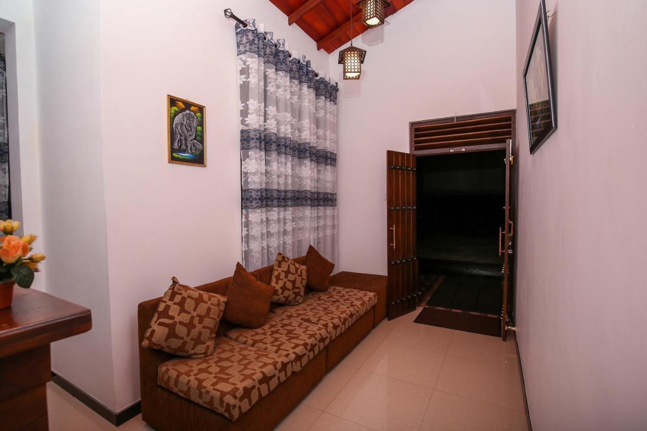 Oyo 438 Sarala Residence Hotel Kandy Extérieur photo