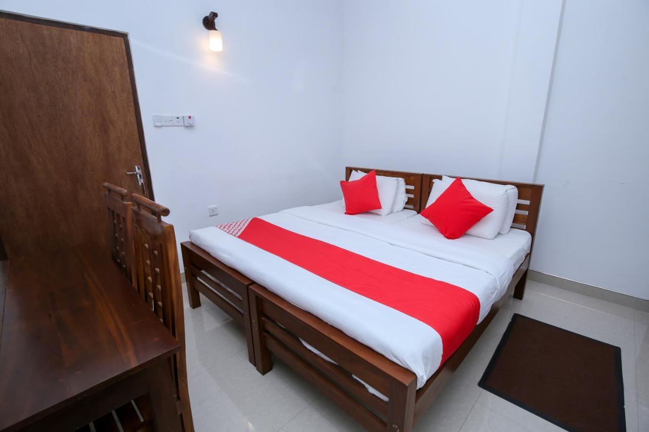 Oyo 438 Sarala Residence Hotel Kandy Extérieur photo